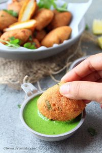 dipiing paneer pakora in green chutney