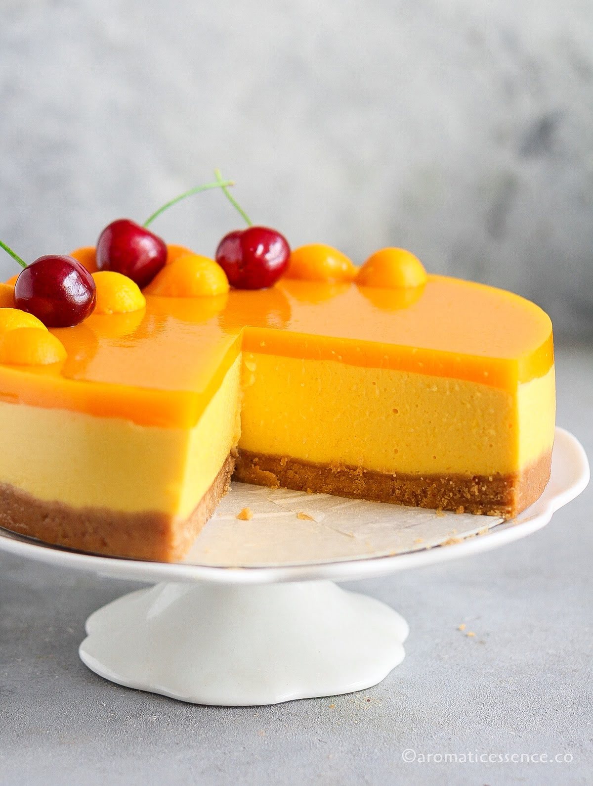Cross section image of mango cheesecake with agar agar